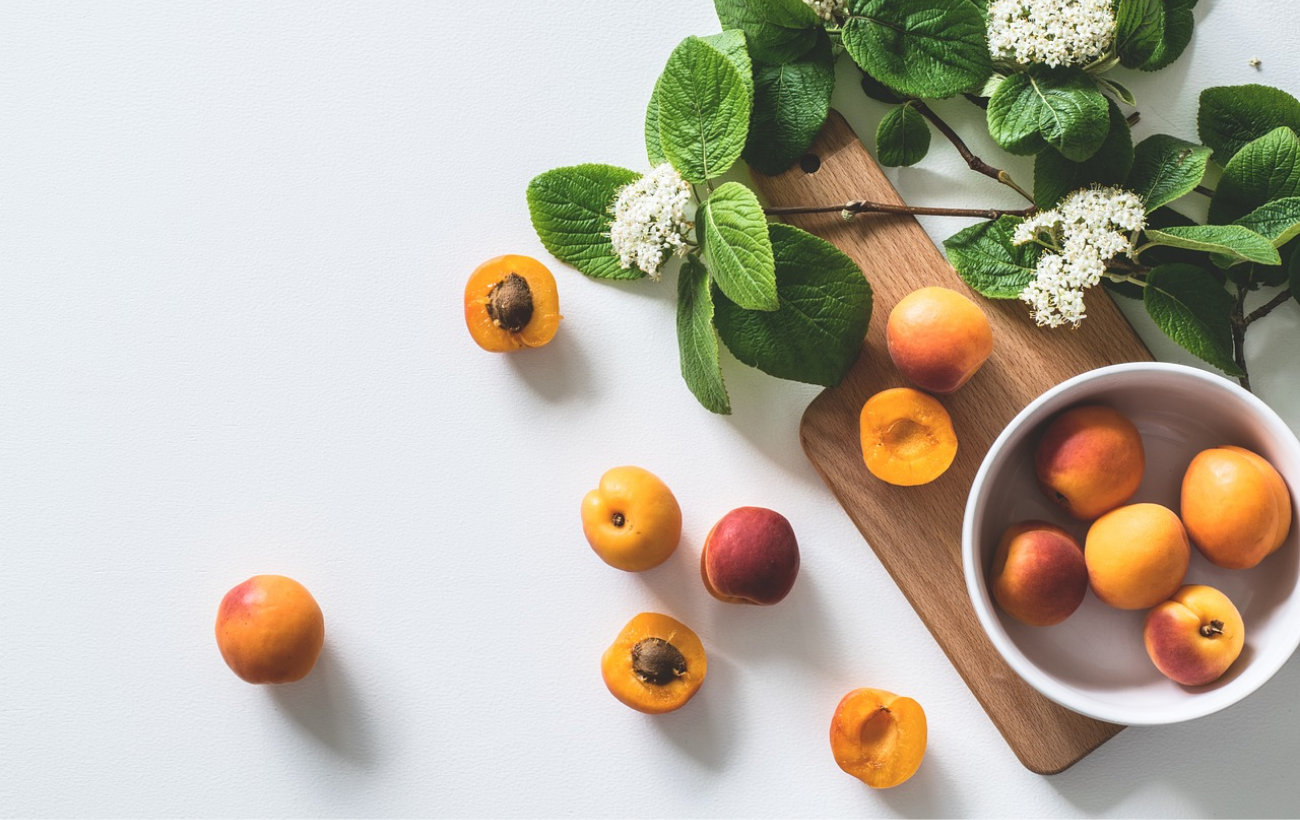 Їсти сливи і персики можна не всім: лікарі попередили про серйозну небезпеку